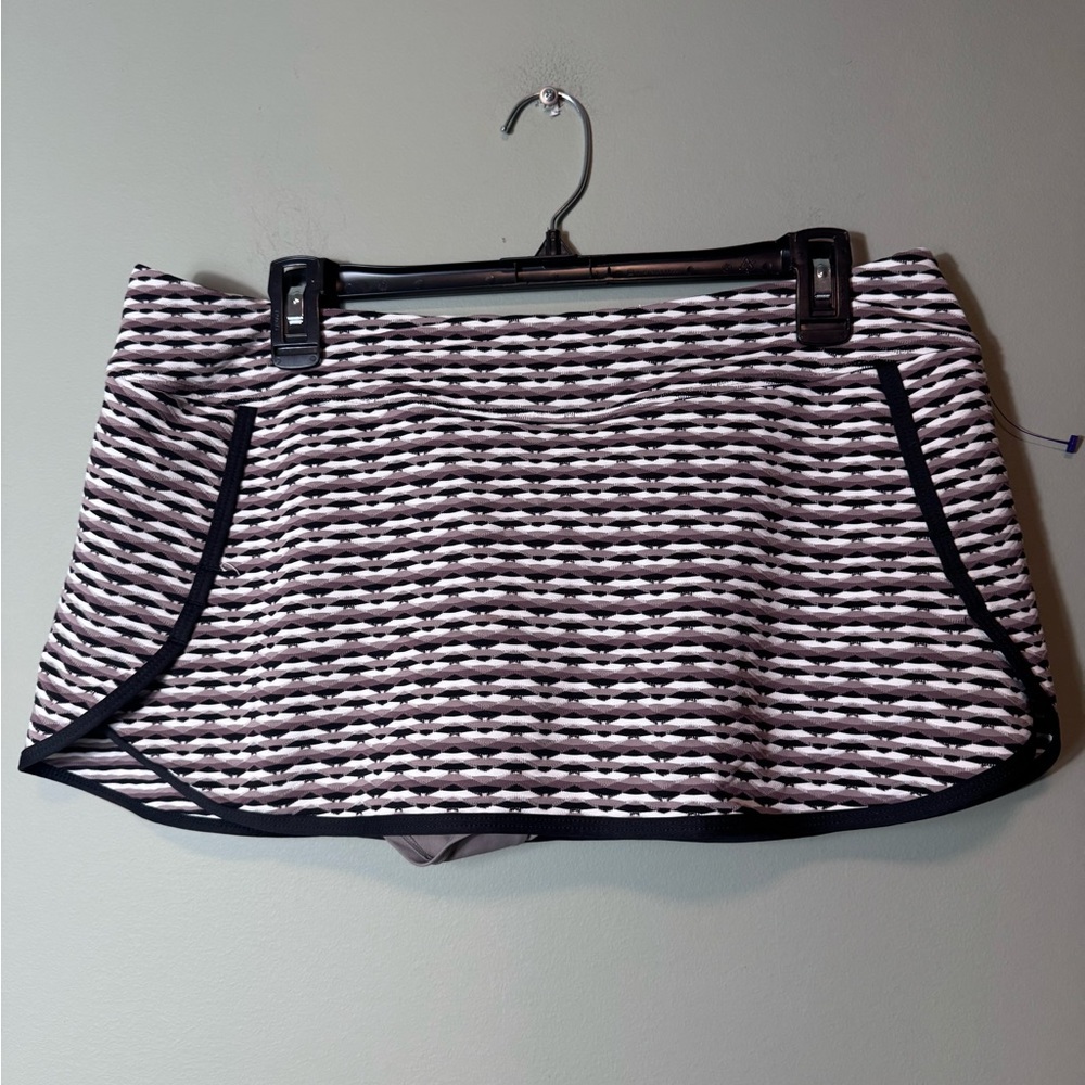 Athleta‎ Women’s Mini Skort Large 
White/Black/Gray